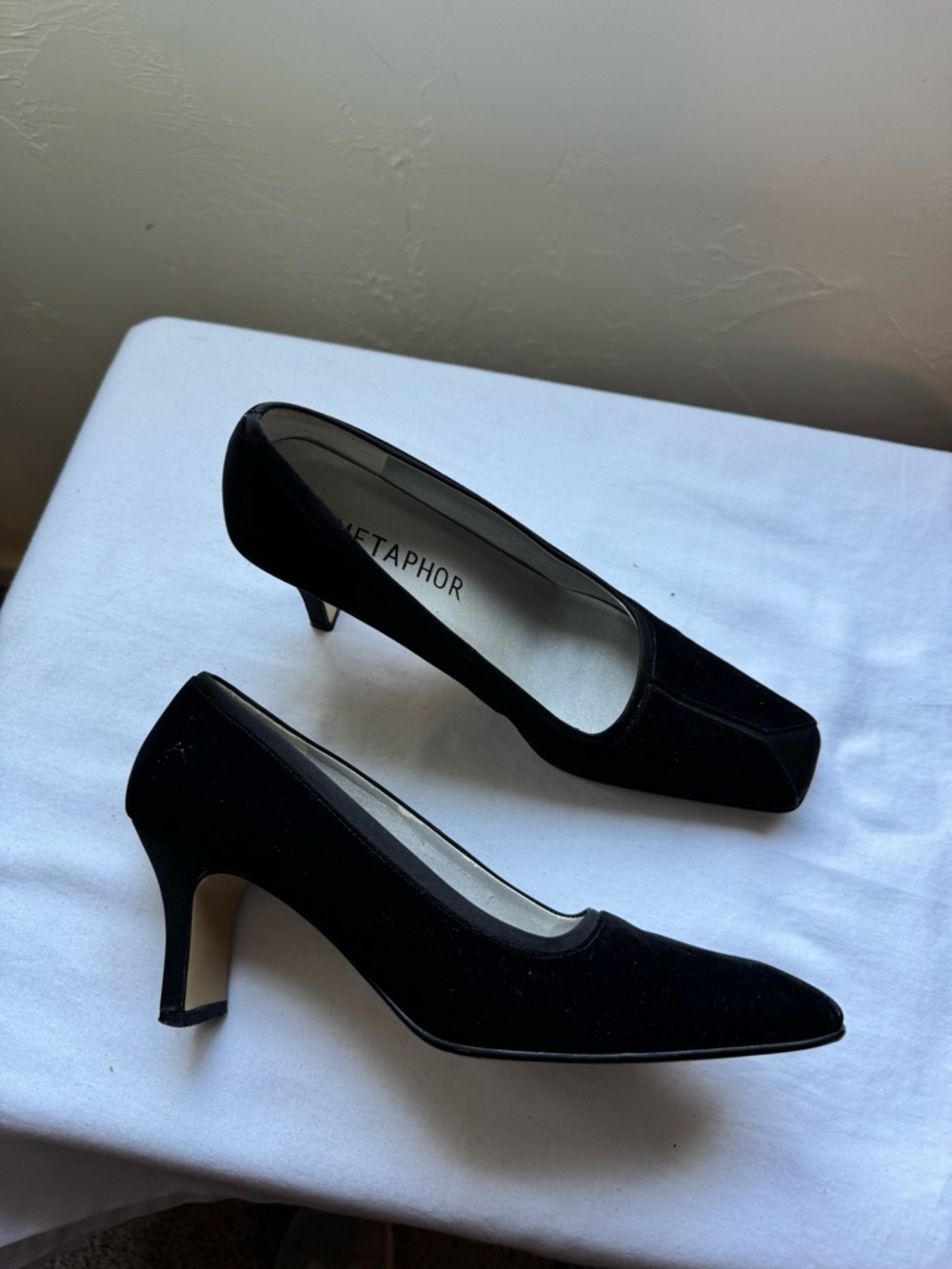 Vintage Metaphor Belinda Black Kitten Pumps Heels
Size 7